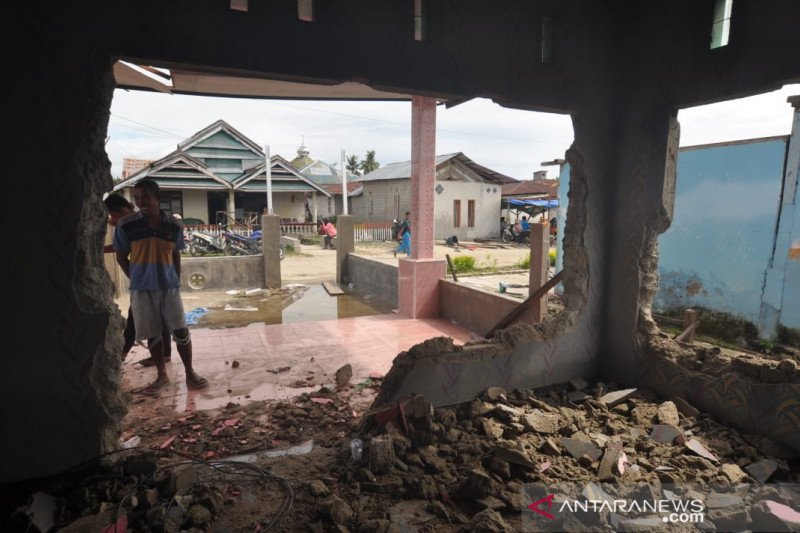 Rumah terancam hanyut banjir di Parigi