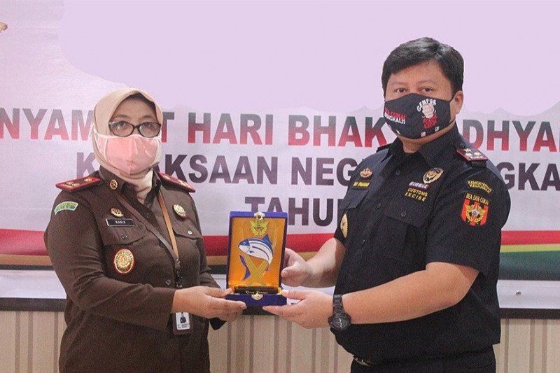 Kejari Bengkalis terima penghargaan dari KPPBC