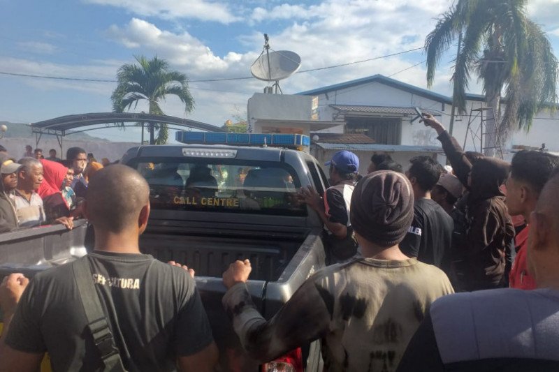 Aksi heroik Tim PUMA Polsek Dompu evakuasi pelaku curanmor dari amukan massa