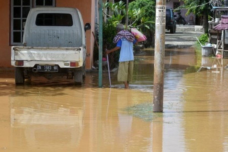 Air meluap di pemukiman warga