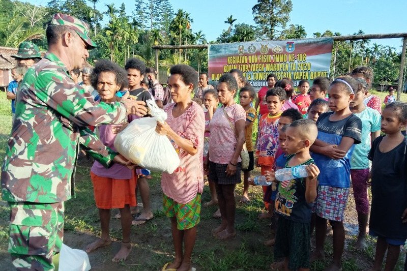 Satgas TMMD bagikan bibit pinang ke warga Kampung Natabui dan Toweta