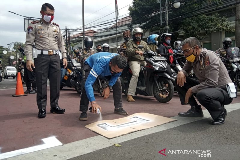 Polda Jawa Barat pasang tanda pembatas jaga jarak di persimpangan