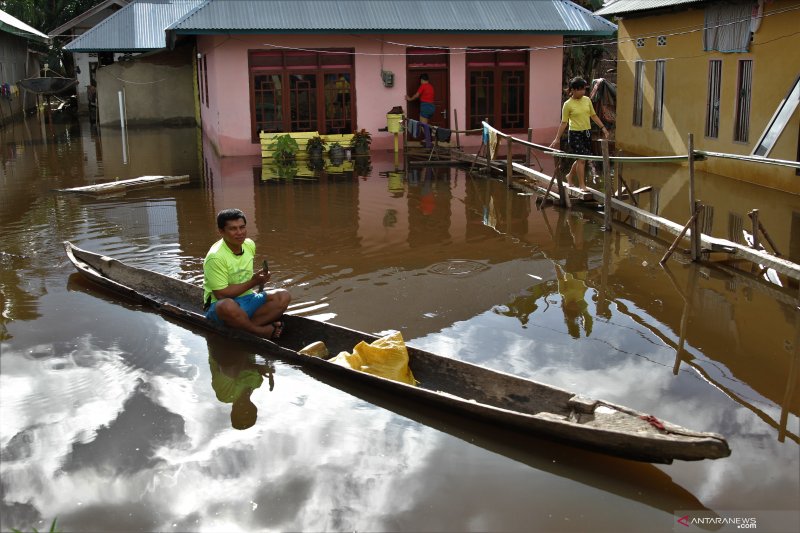 DELAPAN DESA TERENDAM BANJIR