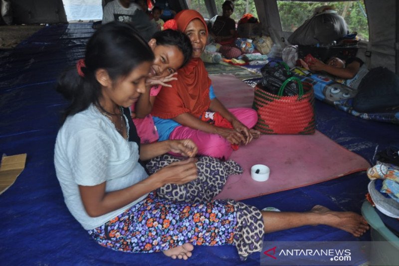 Aktivitas korban banjir Parigi di tenda pengungsian