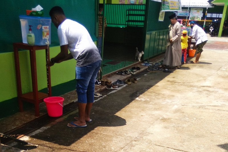 Shalat Jumat di Jayapura Ikuti Protokol Kesehatan