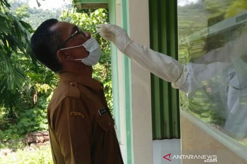 Tour guides in Padang Pariaman undergo swab tests