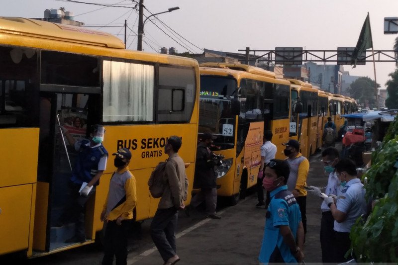 87 bus bantuan mampu urai calon penumpang KRL di Stasiun Bogor