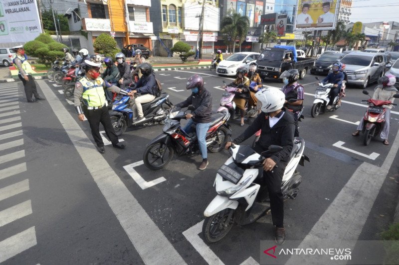 Penerapan jaga jarak di kawasan traffic light