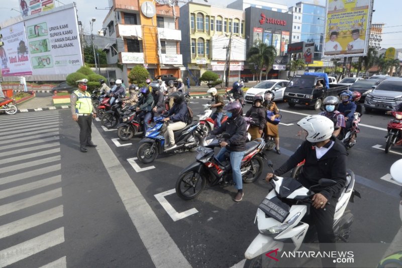 Penerapan jaga jarak di kawasan traffic light