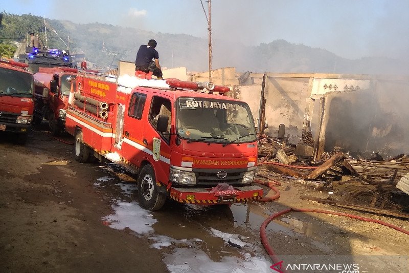Petugas Masih Padamkan kebakaran Pasar Youtefa Abepura