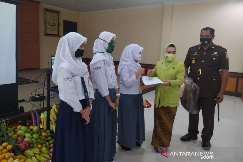 IAD Kejaksaan Negeri Garut berikan bantuan untuk siswa berprestasi