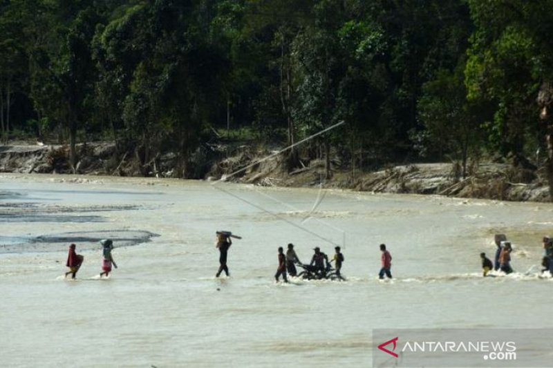 PENGUNGSI MENYEBERANGI SUNGAI GUNA DAPATKAN BANTUAN