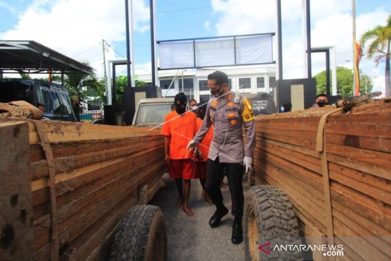 POLRES DUMAI MENGAMANKAN PEMBAWA KAYU ILEGAL