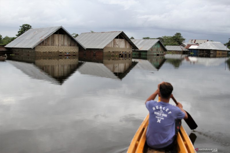 KETINGGIAN BANJIR MENCAPAI 4 METER