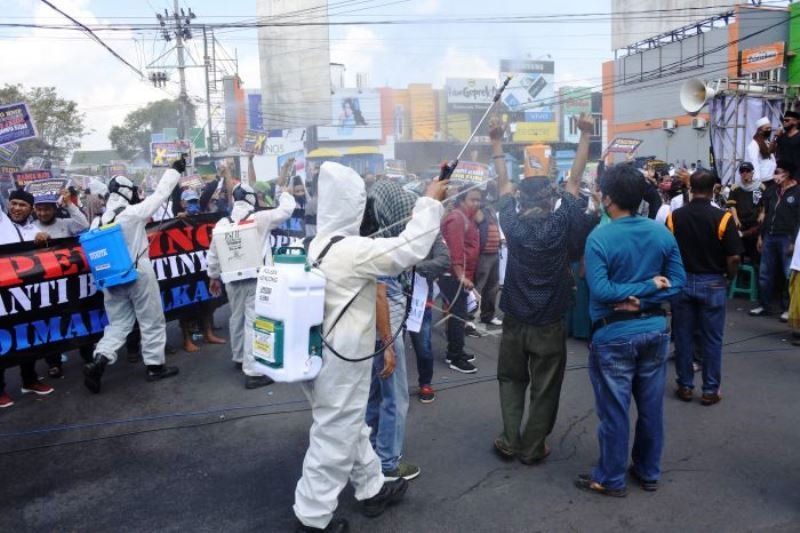 Peyemprotan Disinfektan Saat Unjukrasa