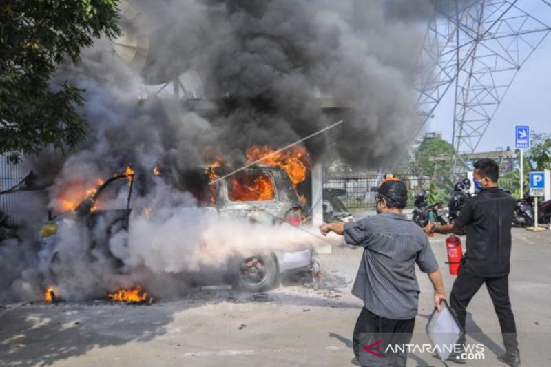 KEBAKARAN MOBIL AKIBAT KORSLETING