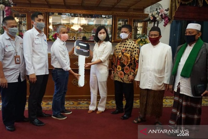 Bukit Asam salurkan bantuan 5 unit ambulans ke OKU Timur senilai Rp1,2 miliar