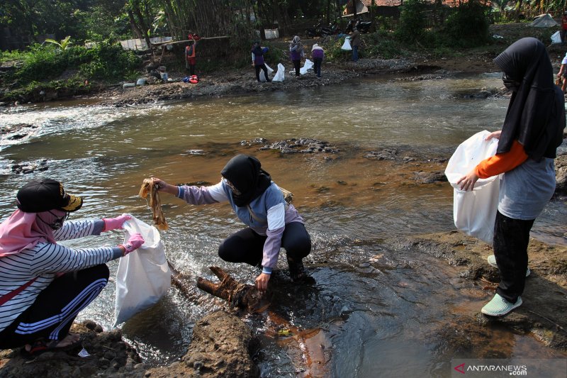 Mulung sampah Ciliwung di Hari Sungai Nasional - ANTARA News