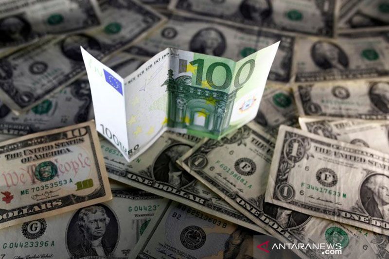 Dolar AS jatuh jelang pidato ketua Fed, data ekonomi angkat euro