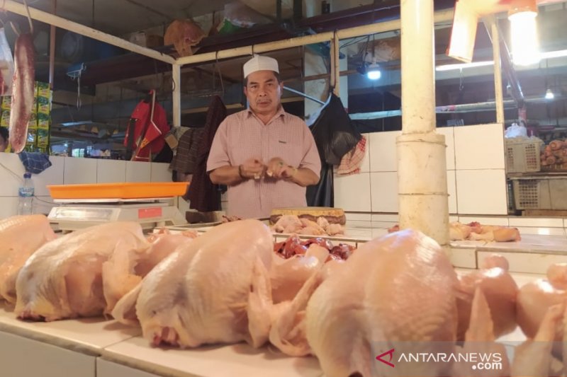 Jelang Idul Kurban harga daging ayam di Cianjur turun