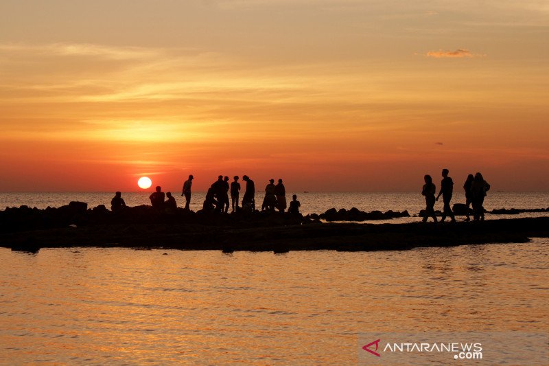 Menikmati Sunset Di Pantai Kuri Caddi Antara News