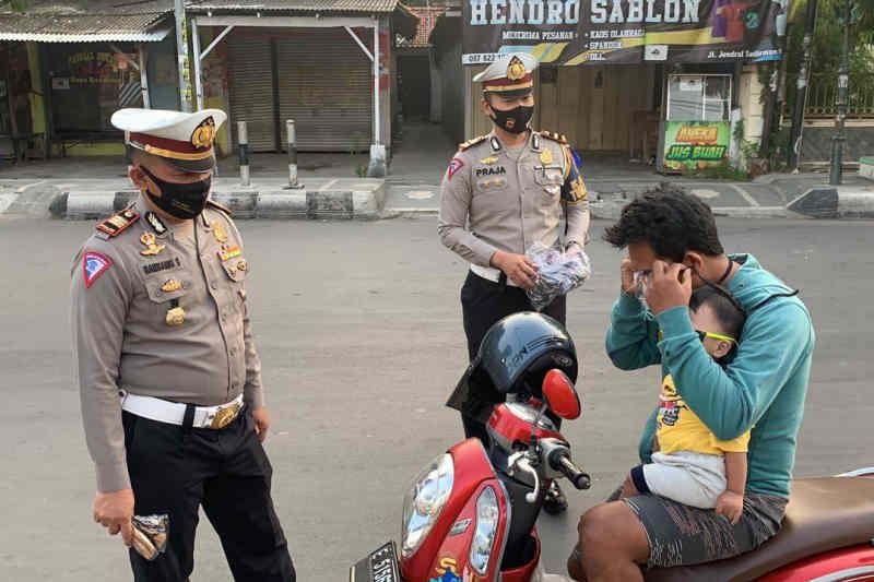 Polisi Indramayu bagikan masker pada Operasi Patuh Lodaya