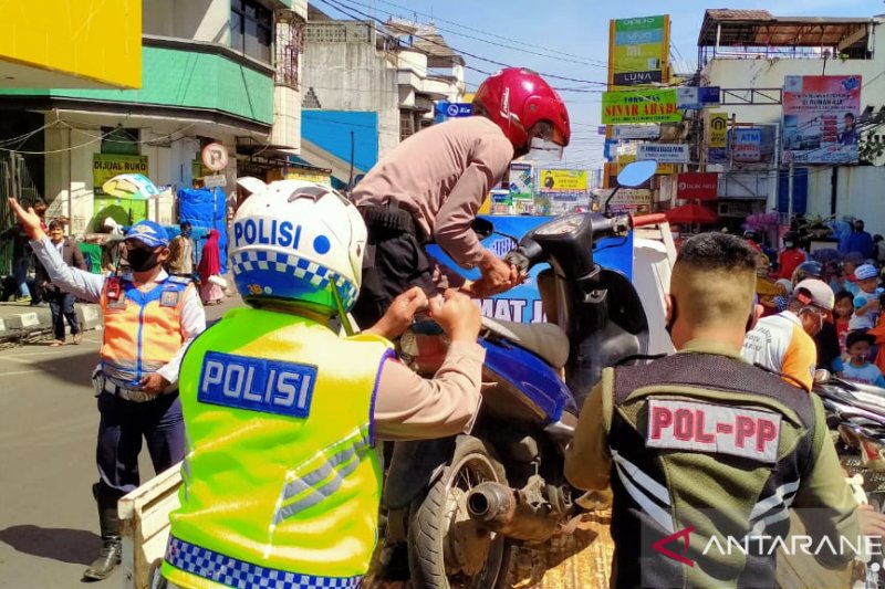 Puluhan pengendara di pusat perbelanjaan ditilang Polres Sukabumi