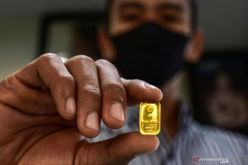 Harga emas Antam hari Jumat ini naik jadi Rp1.068.000 per gram.