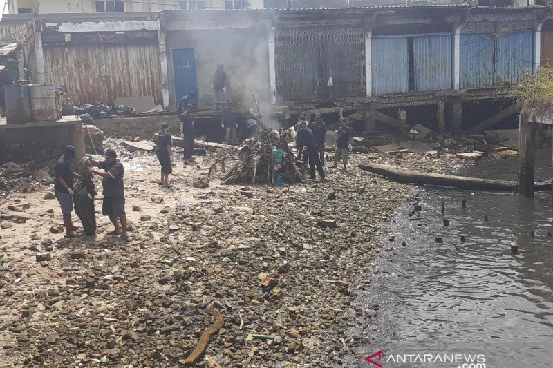 Kemenparekraf bersihkan pantai di Pulau Belakangpadang