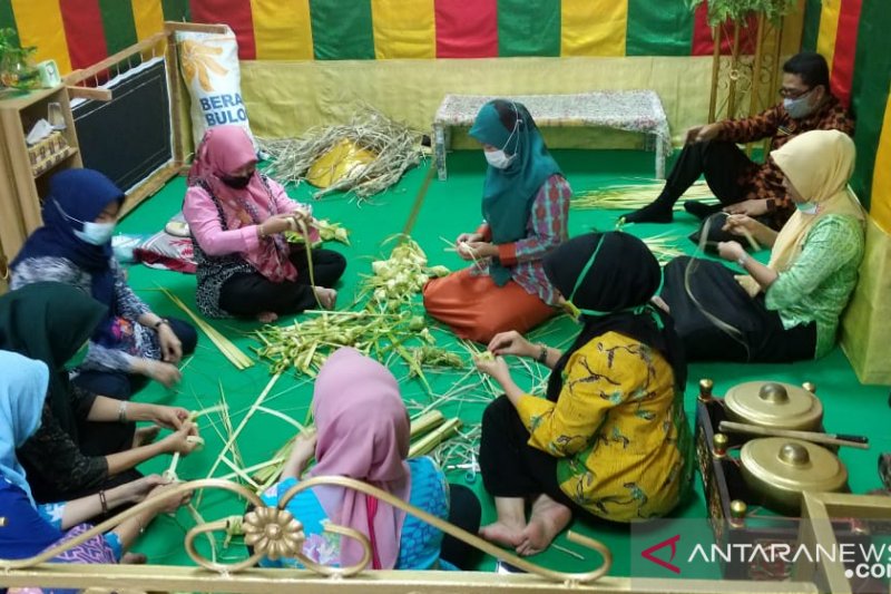 Dispar Batam gelar tutorial membuat ketupat