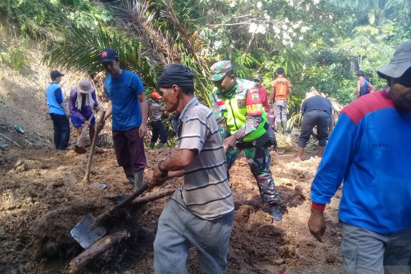 Pemkab Agam kerahkan tim gabungan bersihkan enam titik longsor di Garagahan