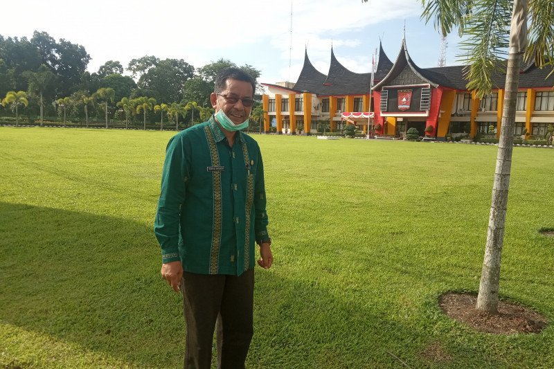 Di Agam, pelaksanaan shalat Id dipusatkan di halaman kantor bupati dengan protokoler kesehatan