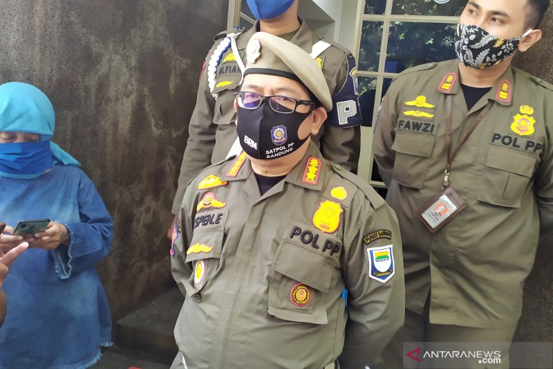 Satpol PP Kota Bandung tertibkan pedagang hewan kurban di trotoar