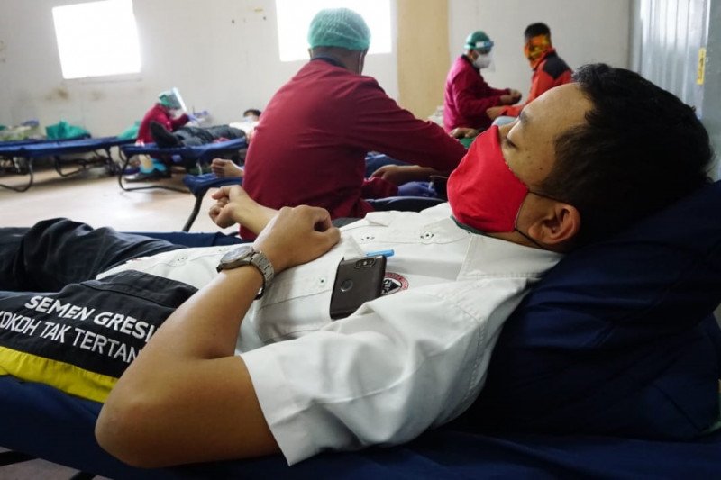 Demi stok darah saat pandemi, pegawai Semen Gresik siap donor