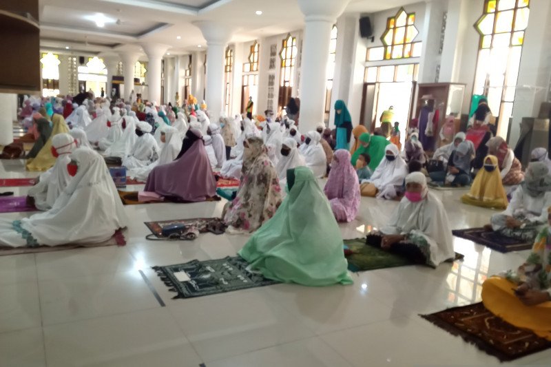 Masjid Agung Nurul Iman terapkan protokol kesehatan COVID-19 saat shalat Idul Adha