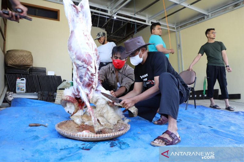 Di Garut, panitia bagikan daging kurban ke rumah warga cegah kerumunan