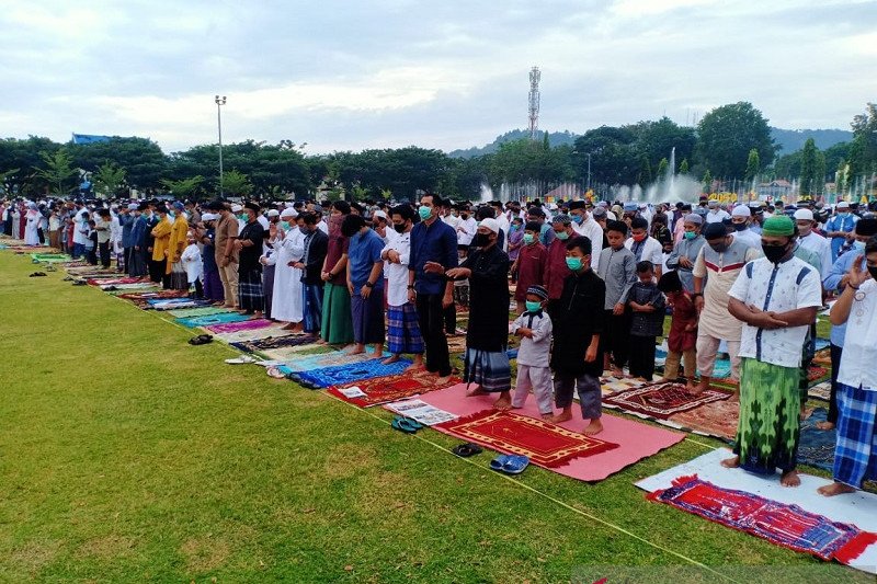 Masyarakat Poso shalat Idul Adha di lapangan sesuai protokol COVID-19