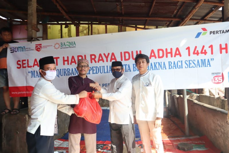 Pertamina bagikan daging kurban untuk 500 warga sekitar Kantor Pertamina MOR III