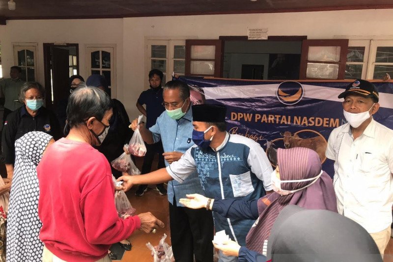 DPW Partai NasDem NTB menyalurkan 200 paket daging kurban