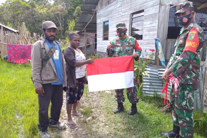 Koramil Waghete Deiyai Bagikan Bendera Merah Putih