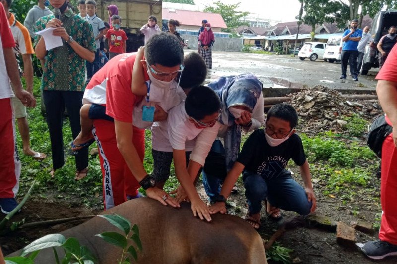 Polres Agam bagikan 500 kantong daging kurban pada masyarakat