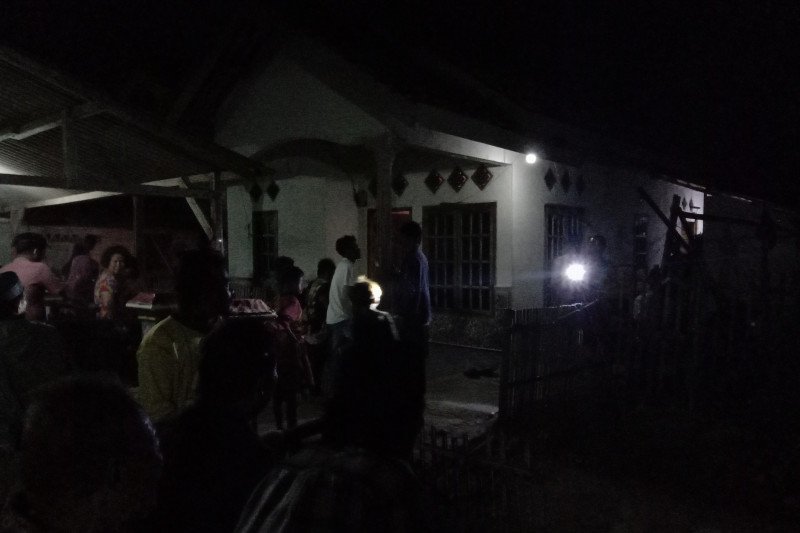 Sosok misterius bertutup kepala kain putih resahkan warga, sempat dikepung tapi lenyap begitu saja