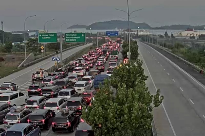 Ribuan kendaraan padati pintu keluar jalan tol