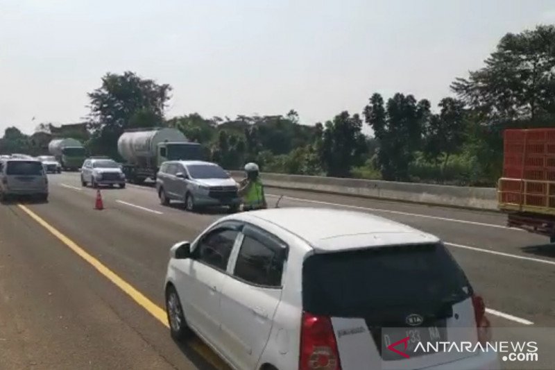 Rekayasa satu arah di tol Jakarta-Cikampek diperpanjang karena lalu lintas padat