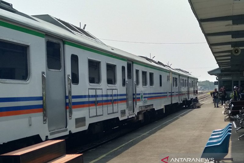 Kereta Api Lokal Karawang Jakarta Belum Beroperasi Karena Pandemi Covid 19 Antara News Jawa Barat
