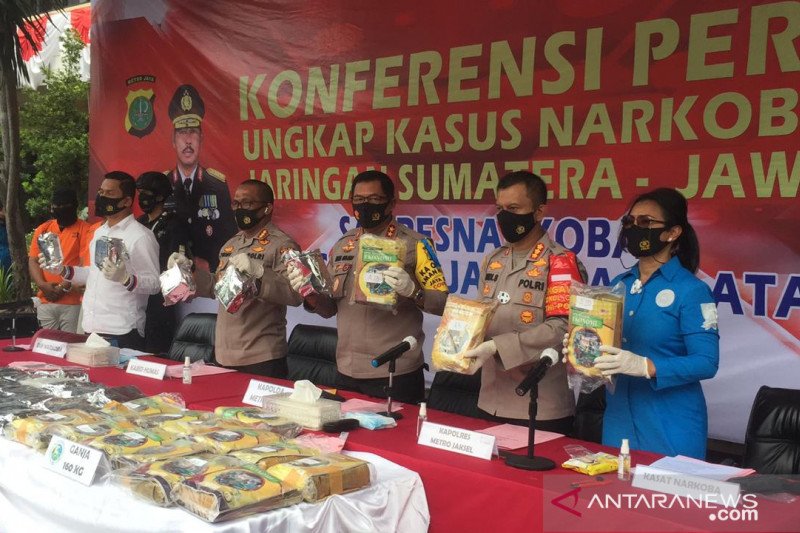 Polisi tangkap kurir sembunyikan 160 kg ganja dalam buku di Bogor