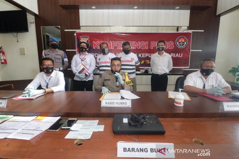 Dua tersangka pemalsu faktur UWT BP Batam ditahan