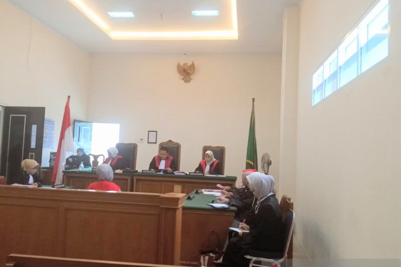 Majelis hakim PN Padang tolak eksepsi terdakwa prostitusi yang digerebek polisi dan Andre Rosiade