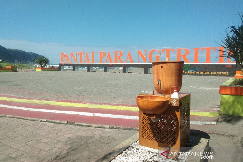 Bantul mengedukasi protokol kesehatan bagi pengunjung wisata Parangtritis