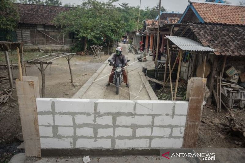 JALAN KAMPUNG DITUTUP DENGAN TEMBOK